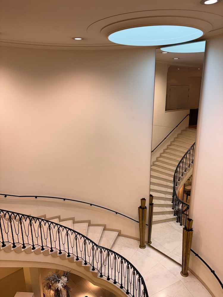 館内の螺旋階段