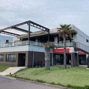 会場近くにカフェがありました。ゲストが早めに来てカフェでゆっくり過ごすにはいいのではないかなと思った