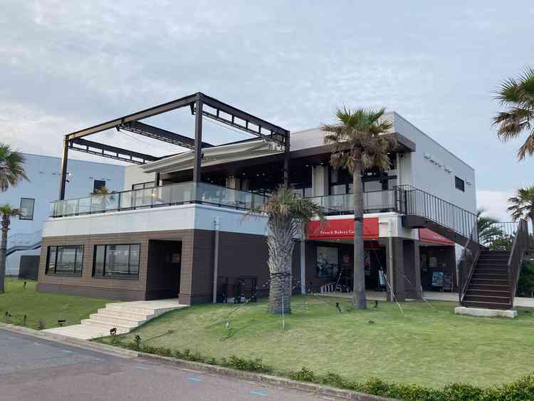 会場近くにカフェがありました。ゲストが早めに来てカフェでゆっくり過ごすにはいいのではないかなと思った