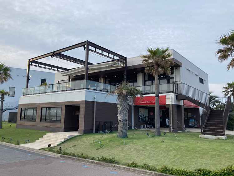 会場近くにカフェがありました。ゲストが早めに来てカフェでゆっくり過ごすにはいいのではないかなと思った