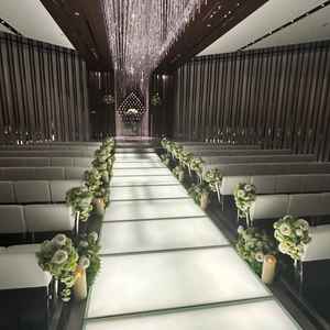 挙式会場はバージンロードが光っていました。