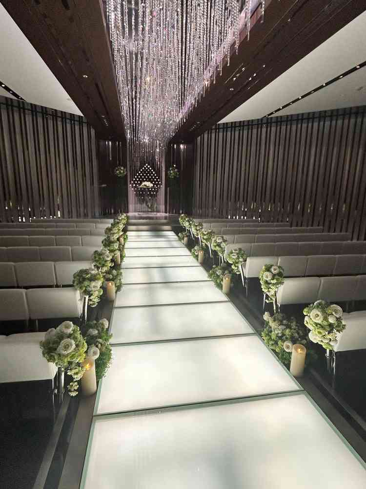 挙式会場はバージンロードが光っていました。