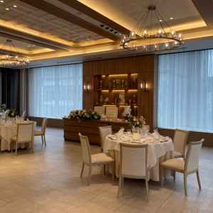 披露宴会場。カーテンを開ければ明るく開放感があり、閉めると雰囲気がガラッと変わる。