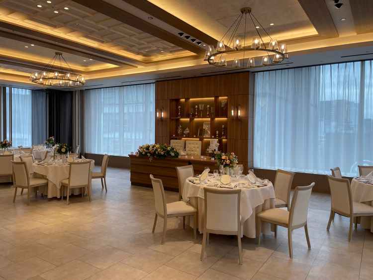 披露宴会場。カーテンを開ければ明るく開放感があり、閉めると雰囲気がガラッと変わる。