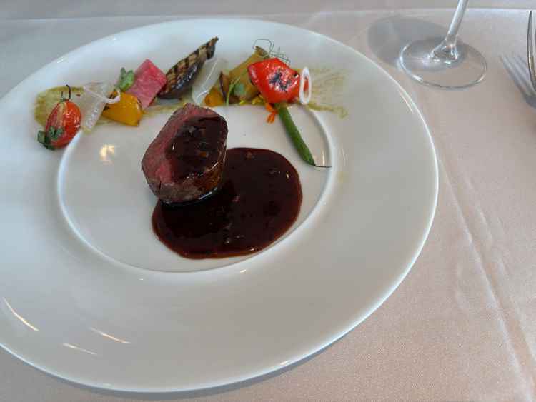 試食でお肉料理をいただきました。シェフが目の前でソースをかけてくれました。