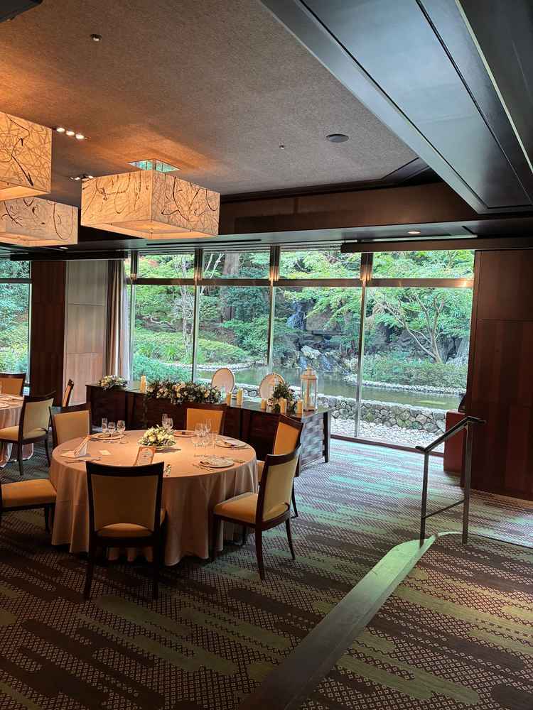 披露宴会場の写真です。地下一階でしたが庭が見えて風情あふれる空間でした。