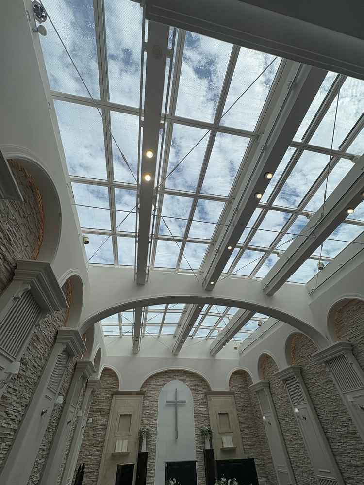 真っ白なチャペルで、明るさがとてもいい雰囲気。空が見えることで開放感も感じられる。