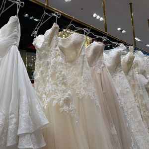 ウェディングドレスの種類が豊富でした。カラードレスも多数取り揃えられていました。