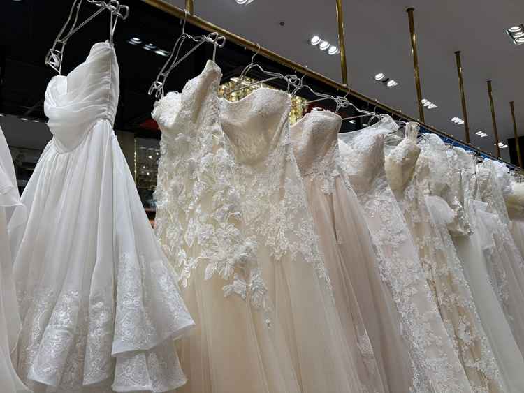 ウェディングドレスの種類が豊富でした。カラードレスも多数取り揃えられていました。