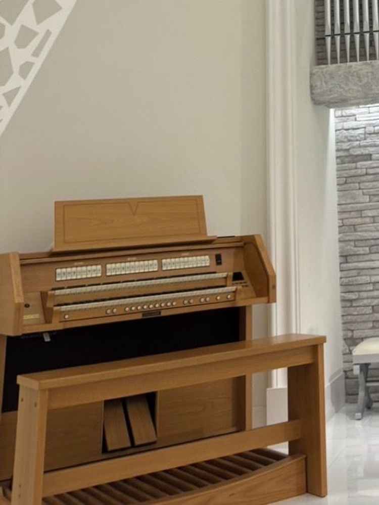 チャペルではパイプオルガンが演奏されます。花びらや羽を降らせるようなサービスもあるそうです。