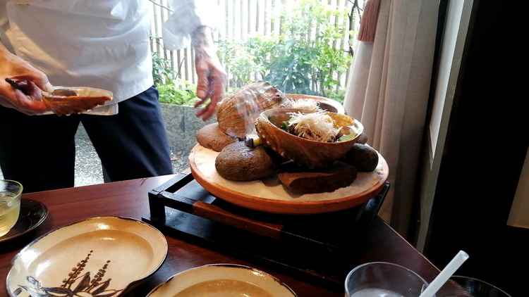お料理が素晴らしかったです。すべてがおいしかっただけでなく盛り付けも運んでくれる演出も感激しました。