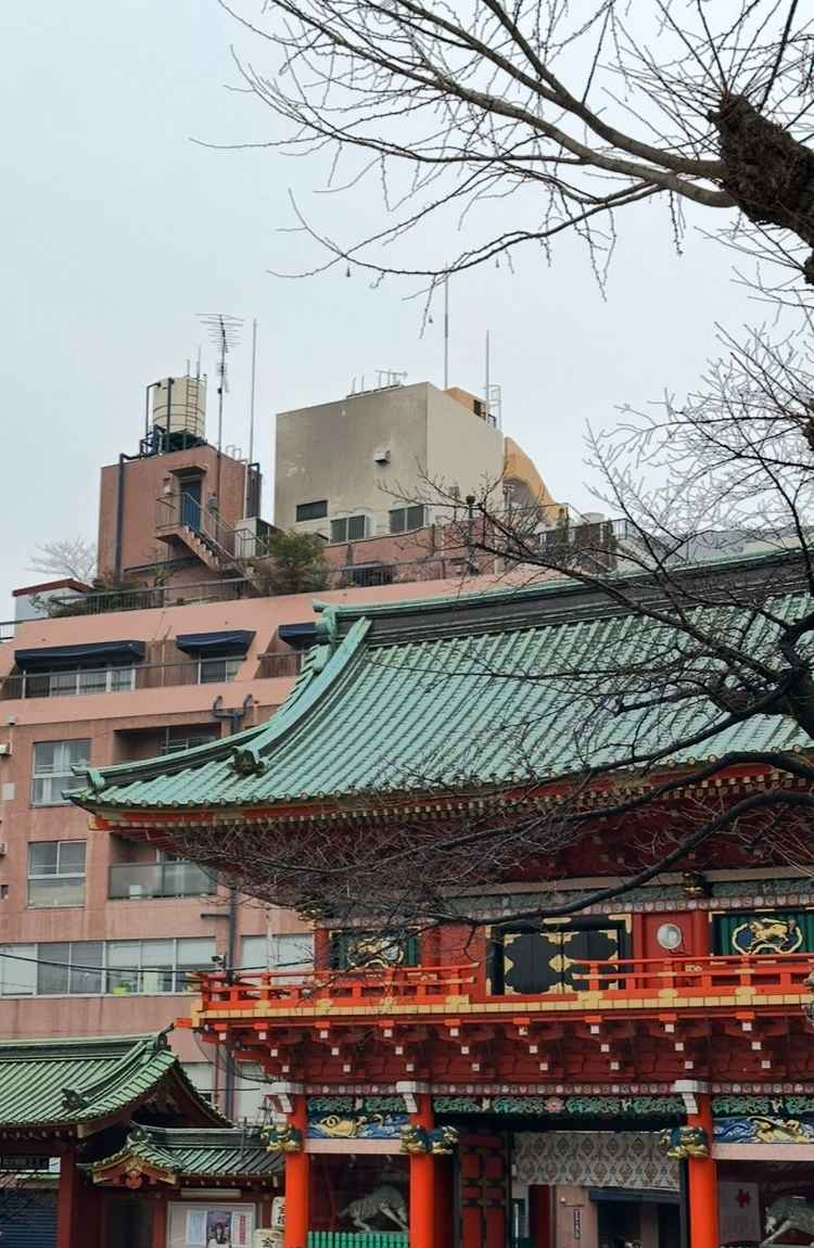 神田明神の門の写真。見学時の天気は悪かったが、美しく結婚式時の写真撮影に良さそうだと感じた。