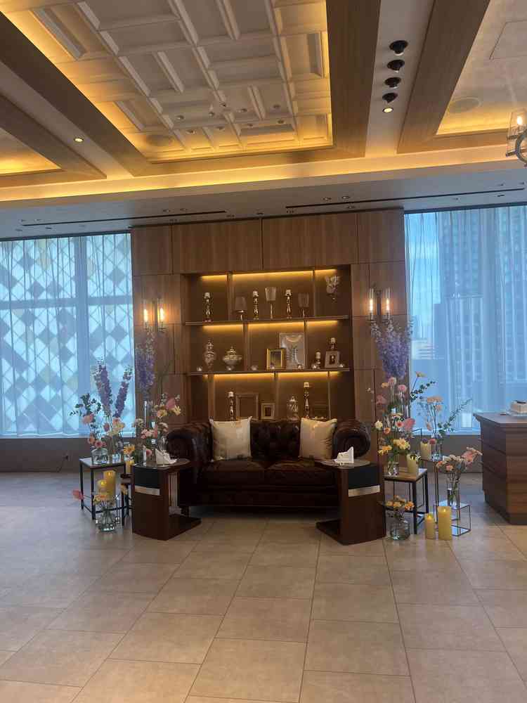 披露宴会場新郎新婦高砂