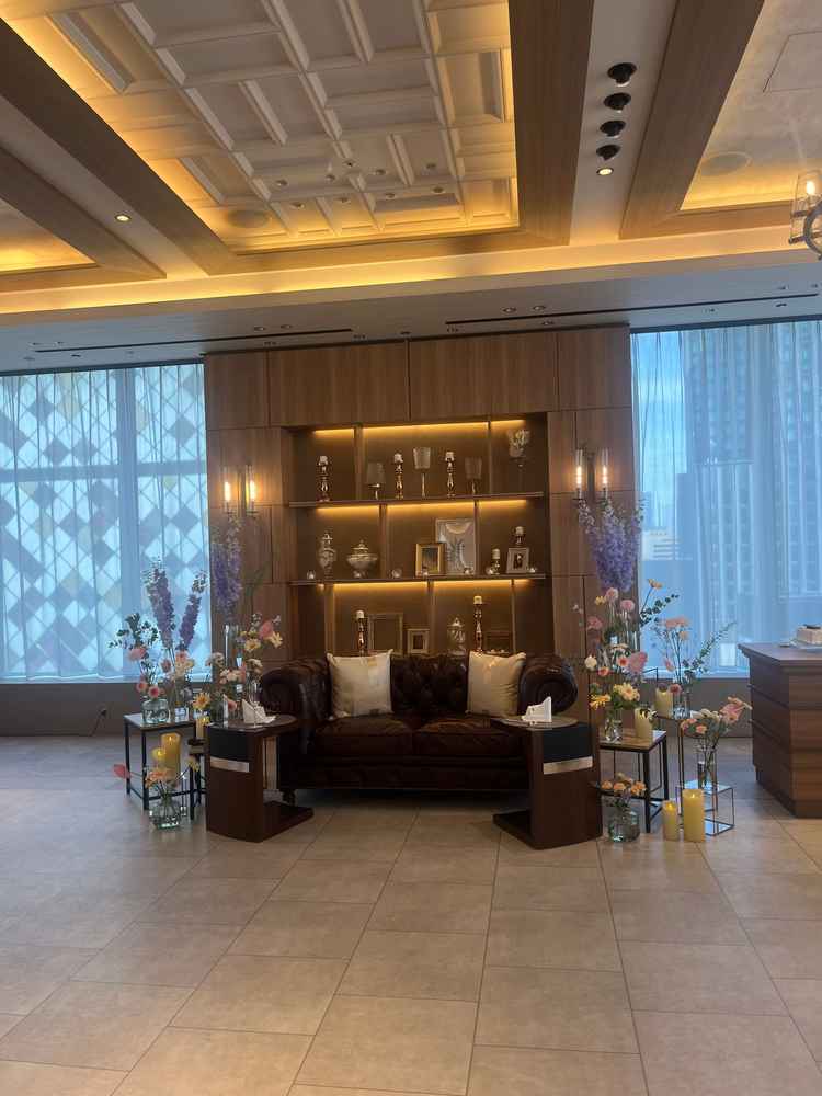 披露宴会場新郎新婦高砂