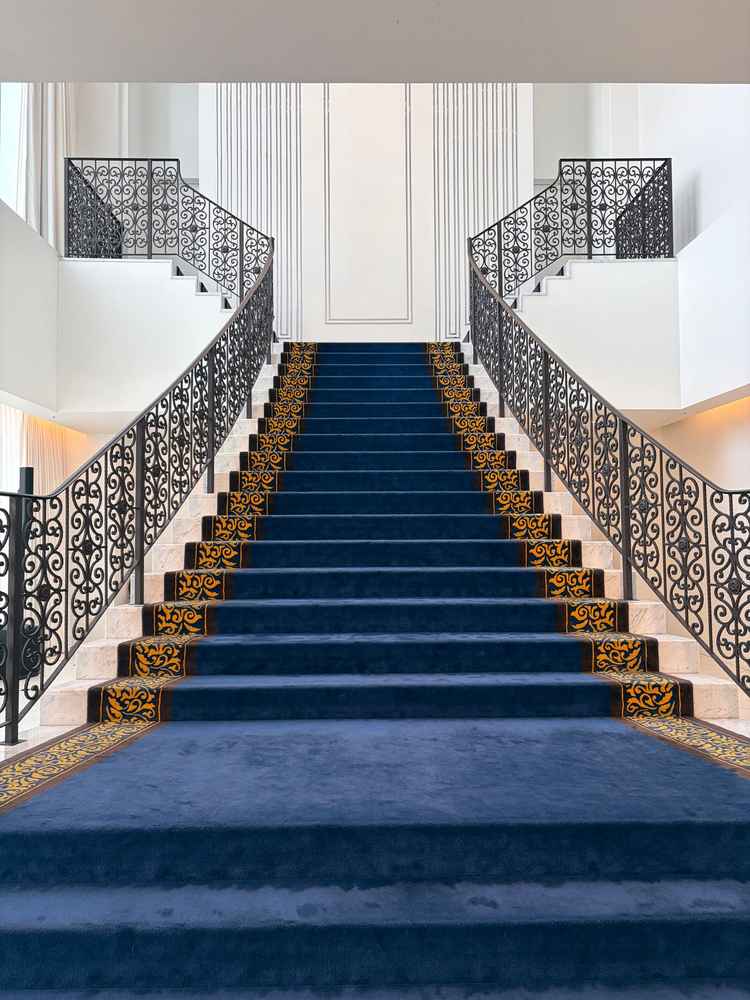 室内に広がる綺麗な青色の大階段。フラワーシャワーをここで行うことも追加料金不要。