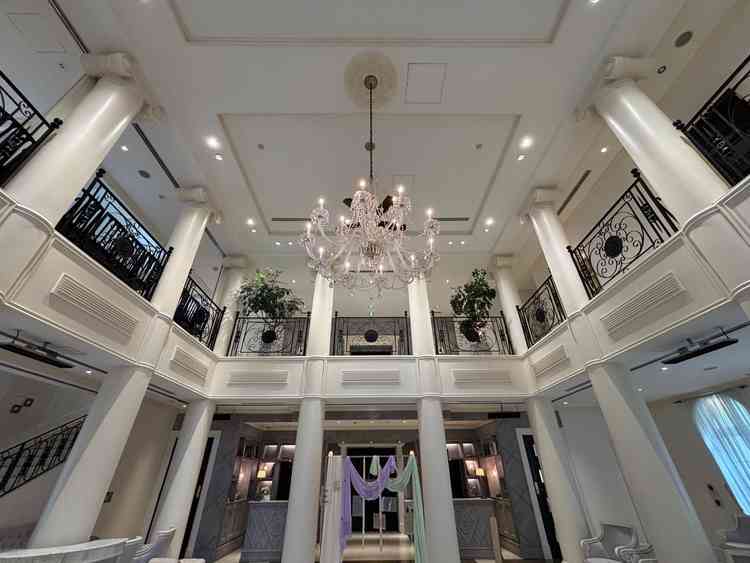 ロビーの写真。吹き抜けで広く感じて良い。