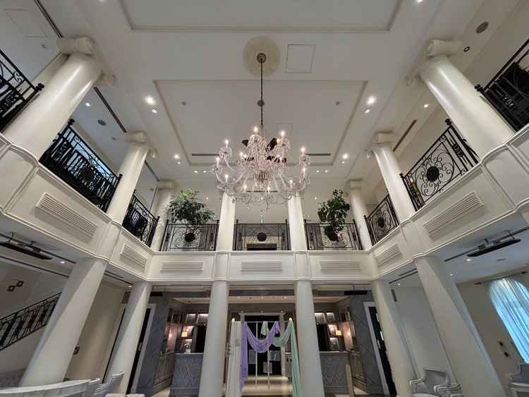 ロビーの写真。吹き抜けで広く感じて良い。