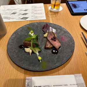 試食の牛ステーキ4種食べ比べのうちの2種