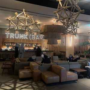 入り口入ってすぐ。平日はカフェ&バーになっていて一般の方もいるが、結婚式がある日は貸切らしいです。