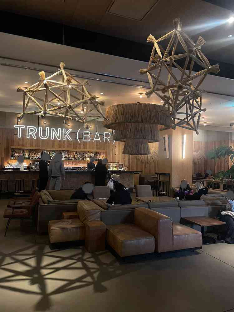 入り口入ってすぐ。平日はカフェ&バーになっていて一般の方もいるが、結婚式がある日は貸切らしいです。