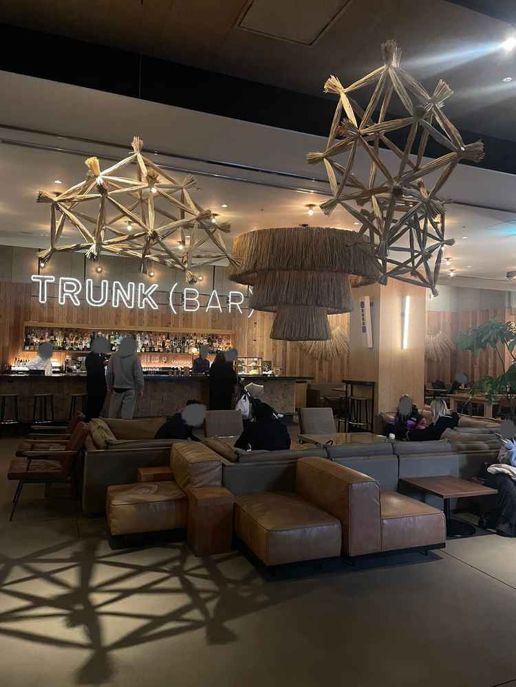 入り口入ってすぐ。平日はカフェ&バーになっていて一般の方もいるが、結婚式がある日は貸切らしいです。