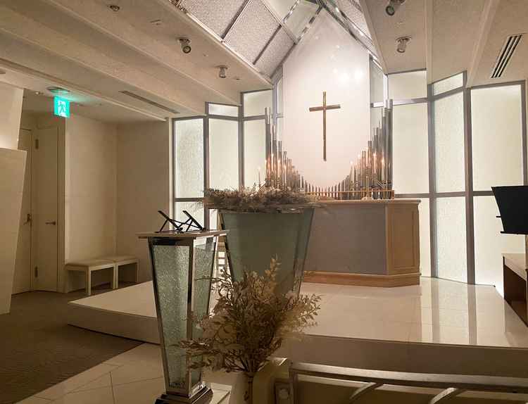 明るく清楚なチャペルで厳かさと温かさを感じられる空間でした。