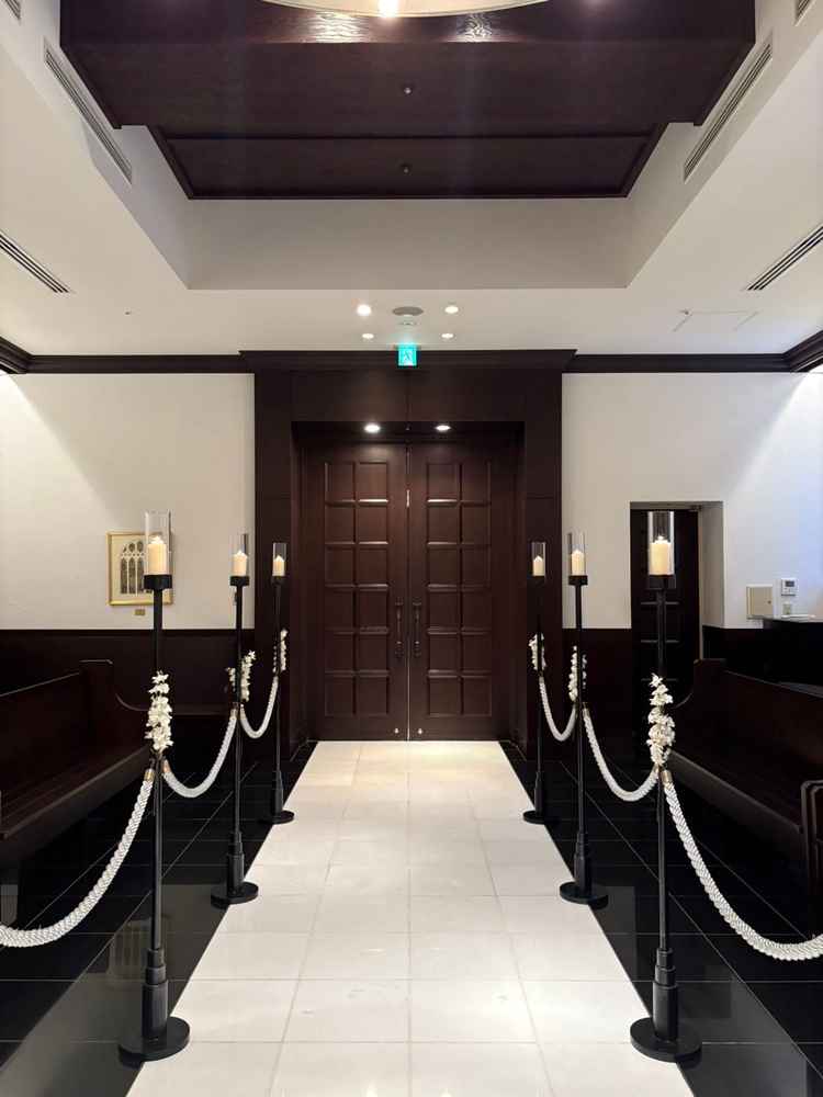 重厚感のある挙式場でした。こじんまりしているので少人数婚に向いていると思いました。