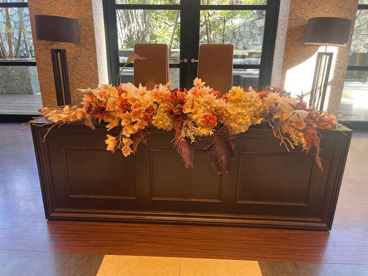 披露宴会場の新郎新婦が座る席。華やかに飾り付けされていました。