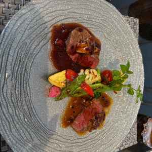 メインのお肉料理です。柔らかくてとても美味しかったです