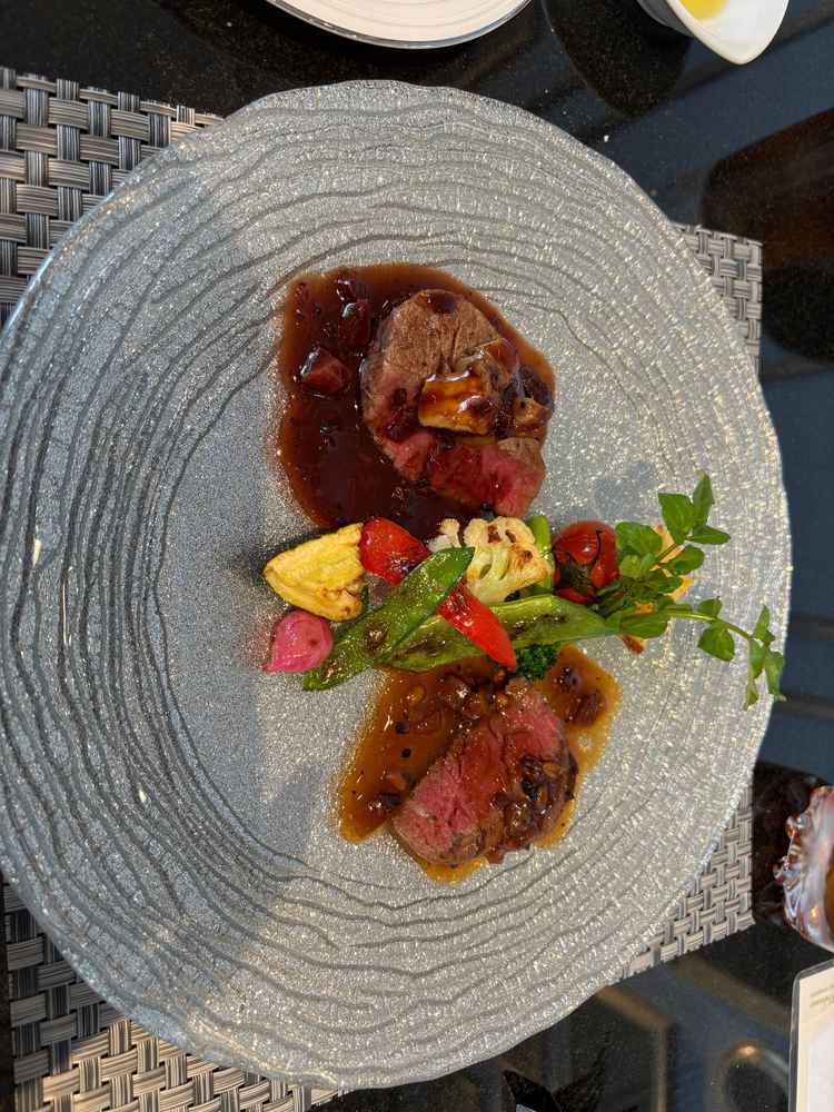 メインのお肉料理です。柔らかくてとても美味しかったです