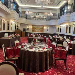 披露宴会場は横に長く、後ろのテーブルとも近くアットホームな様子