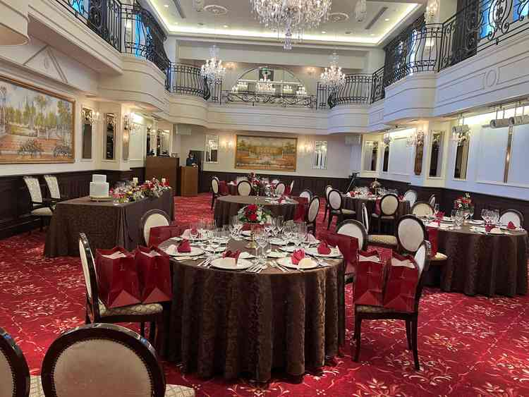 披露宴会場は横に長く、後ろのテーブルとも近くアットホームな様子