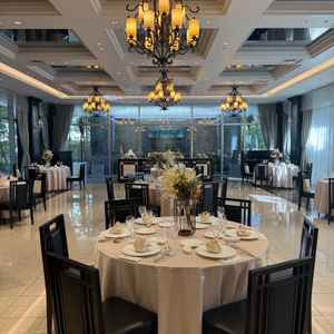 椅子が黒いだけでここまで雰囲気が違うかと思うくらい素敵で、装飾の花などで良さがより引き立つ会場です。