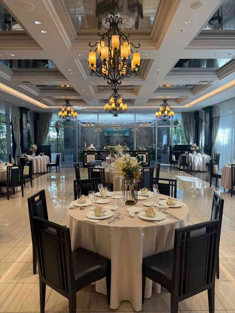 椅子が黒いだけでここまで雰囲気が違うかと思うくらい素敵で、装飾の花などで良さがより引き立つ会場です。