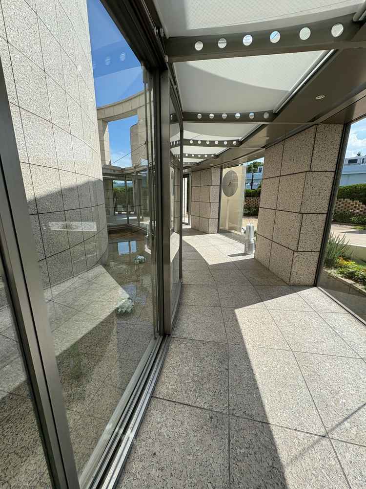 エントランスからチャペルへ向かう道も素敵でした。雨の日はこちらでフラワーシャワーを行うとのことです。