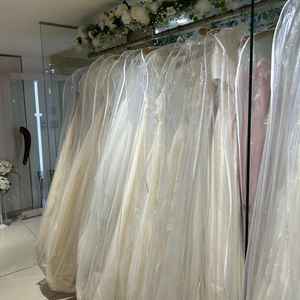 ホテル内にドレスサロンがあり数多くのドレスがありました。