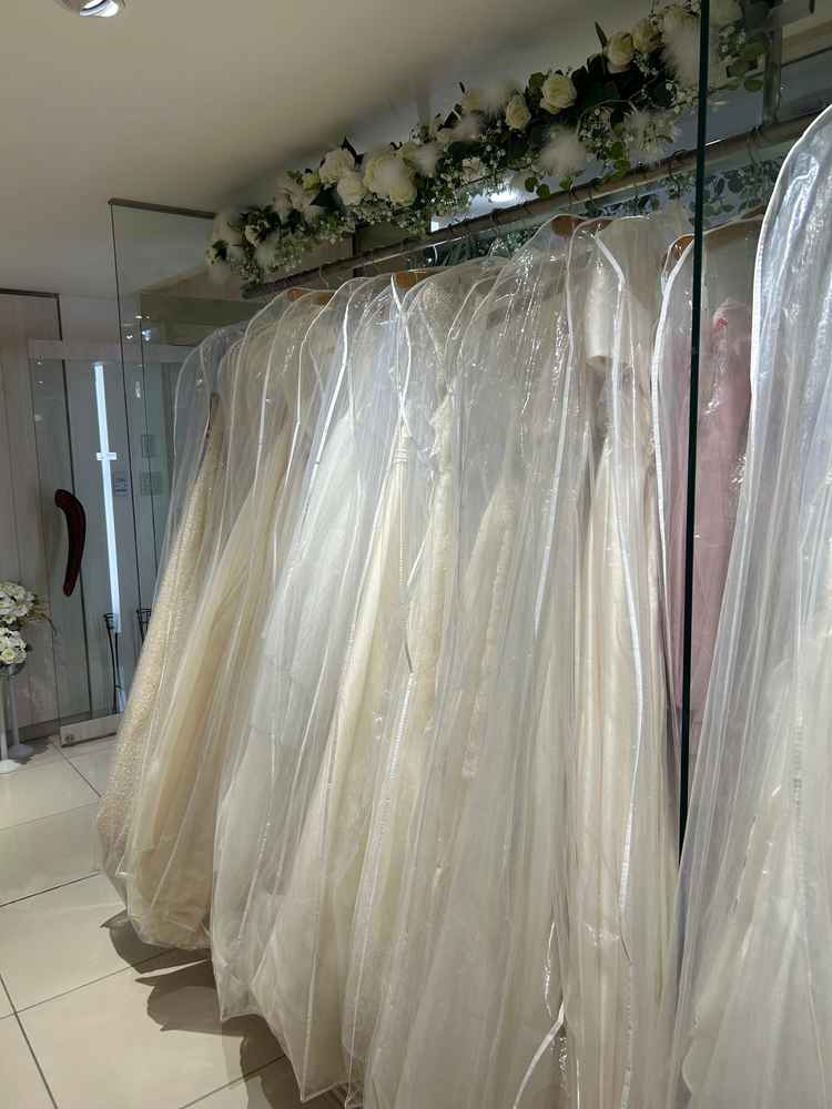 ホテル内にドレスサロンがあり数多くのドレスがありました。