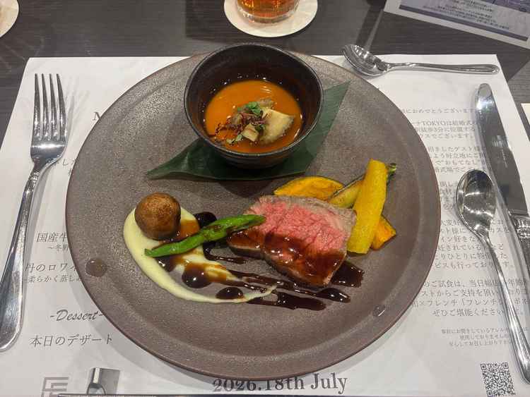 料理のメイン。牛肉とアワビが入った。茶碗蒸し。下のシートには説明があり和洋色のこだわりが伝わる。