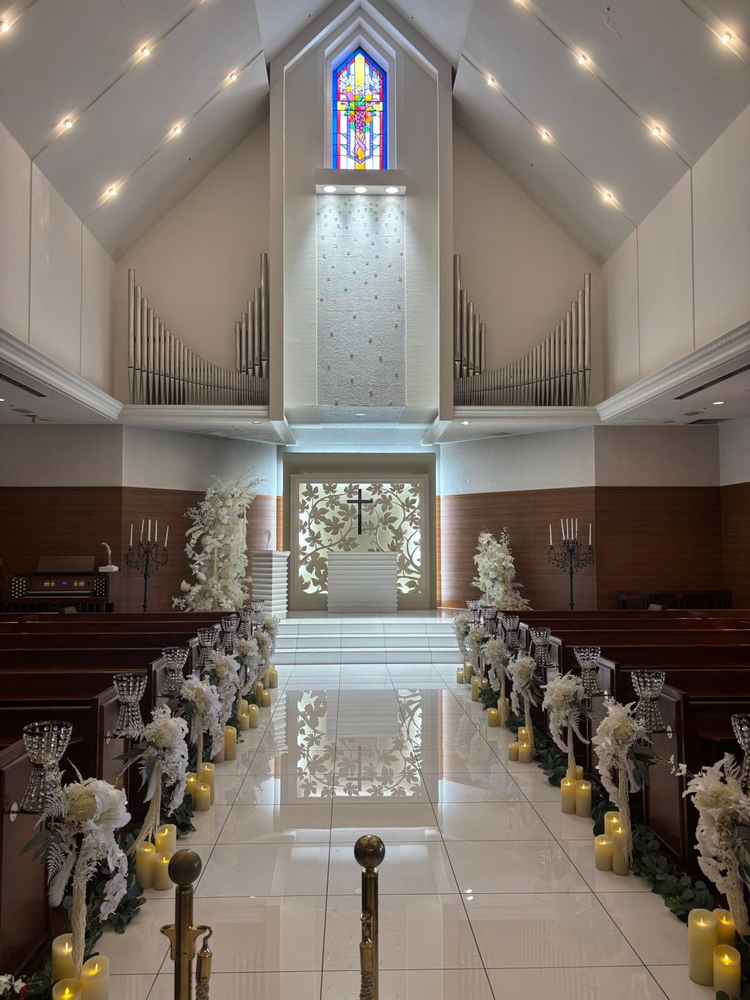 素敵な大聖堂。赤ちゃんが泣いた時に避難できるスペースもあり、ゲストへの配慮も感じられた。