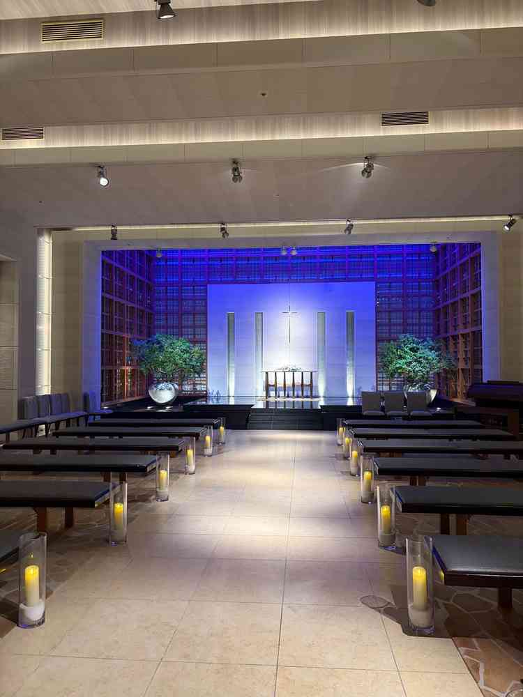 チャペル。ライトの色は青以外も選べるそう。