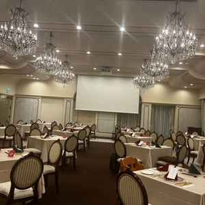 披露宴会場です。落ち着いた色合いで、カーペットの色もとても素敵でした。シャンデリアがとても綺麗です。