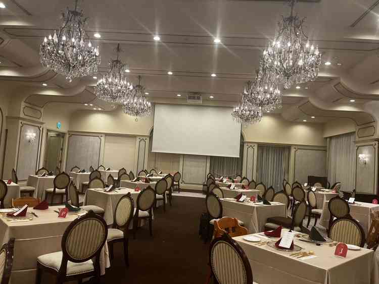 披露宴会場です。落ち着いた色合いで、カーペットの色もとても素敵でした。シャンデリアがとても綺麗です。