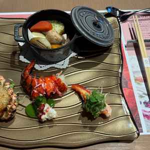 オマール海老3種食べ比べを出してくださいました。ココットで無水調理された野菜が甘く美味しかったです。