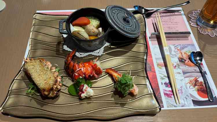 オマール海老3種食べ比べを出してくださいました。ココットで無水調理された野菜が甘く美味しかったです。