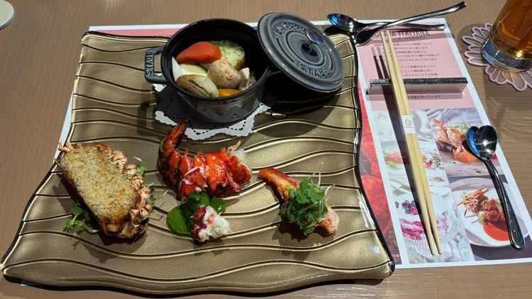 オマール海老3種食べ比べを出してくださいました。ココットで無水調理された野菜が甘く美味しかったです。