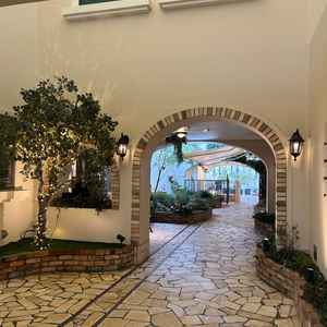 チャペルから披露宴会場までの移動中、ヨーロッパのような街並みで素敵でした。