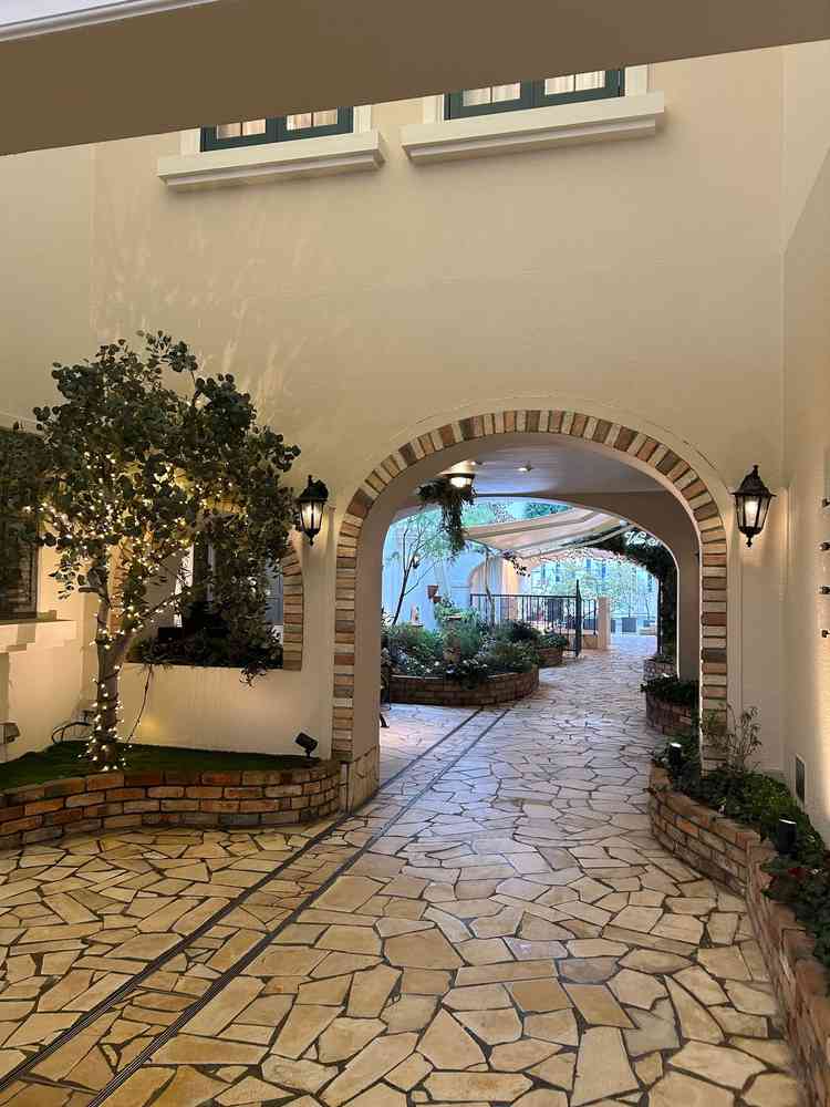 チャペルから披露宴会場までの移動中、ヨーロッパのような街並みで素敵でした。