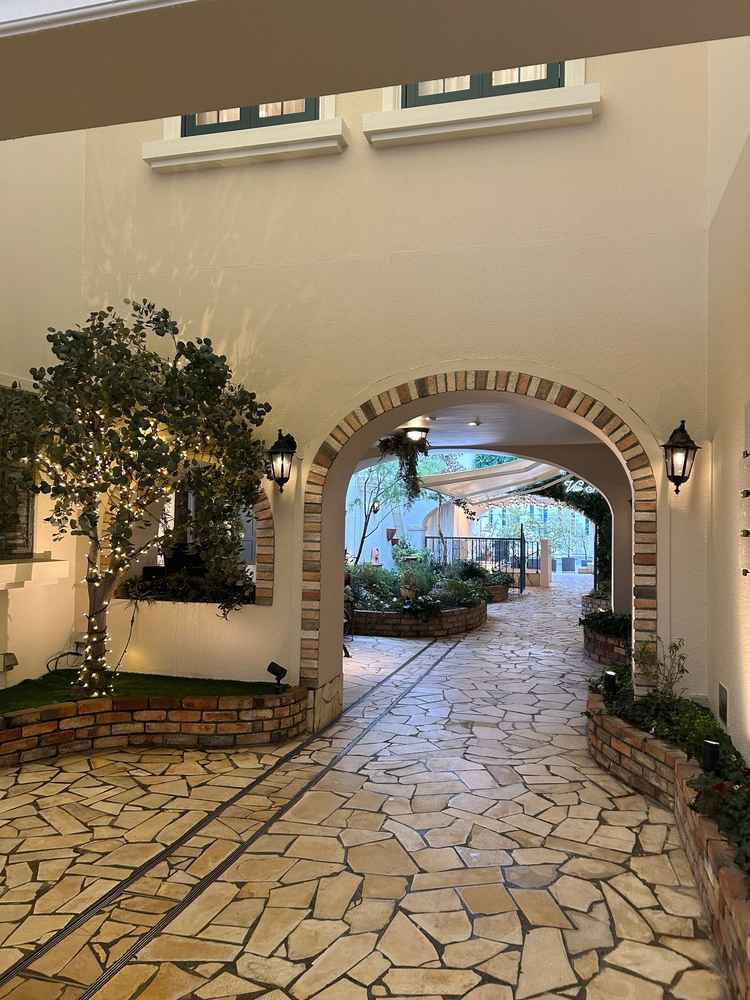 チャペルから披露宴会場までの移動中、ヨーロッパのような街並みで素敵でした。