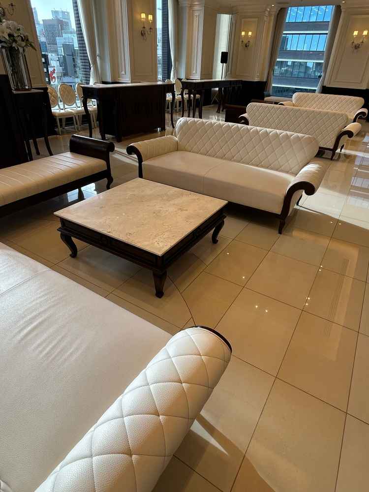 待合ロビー。かなり広い空間で、ゆったり寛げそう。