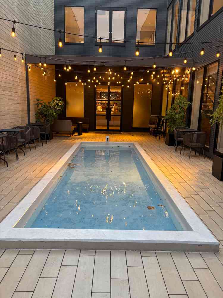 披露宴会場前のプール